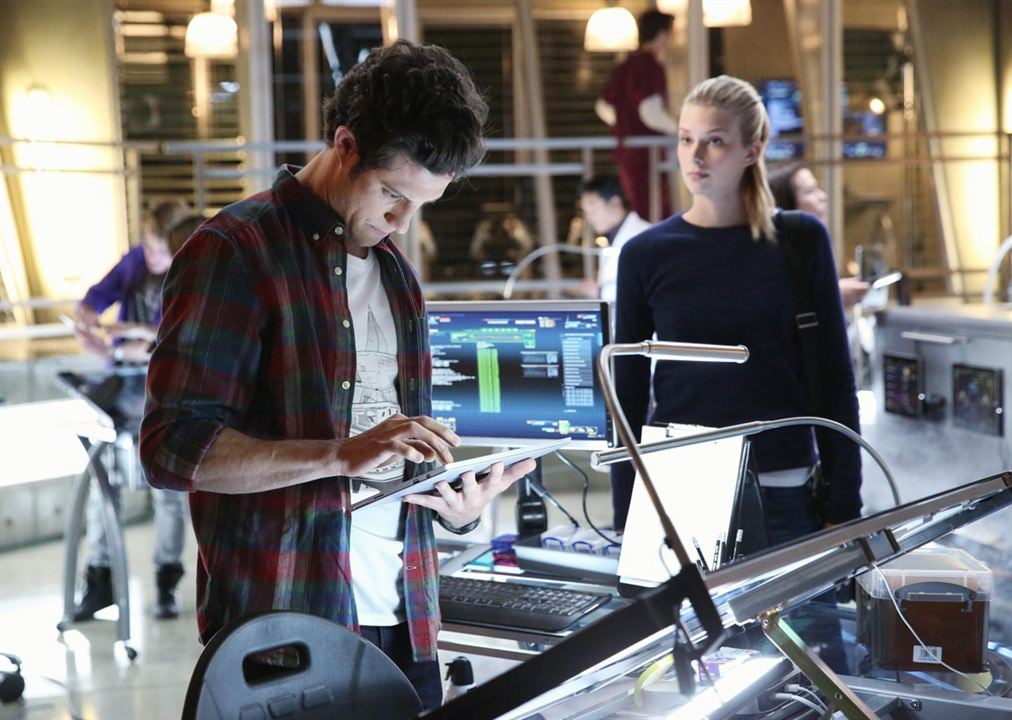 Stitchers : Fotos Emma Ishta, Kyle Harris