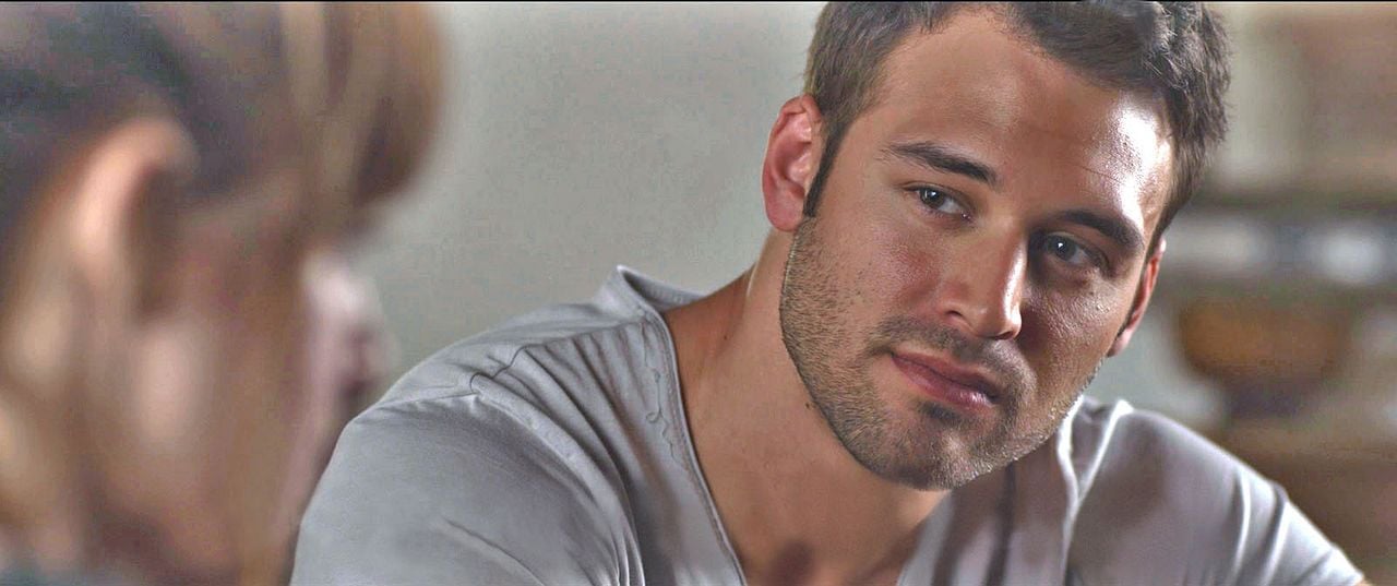 Jem e as Hologramas : Fotos Ryan Guzman