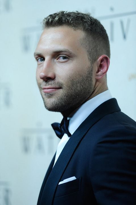 Revista Jai Courtney