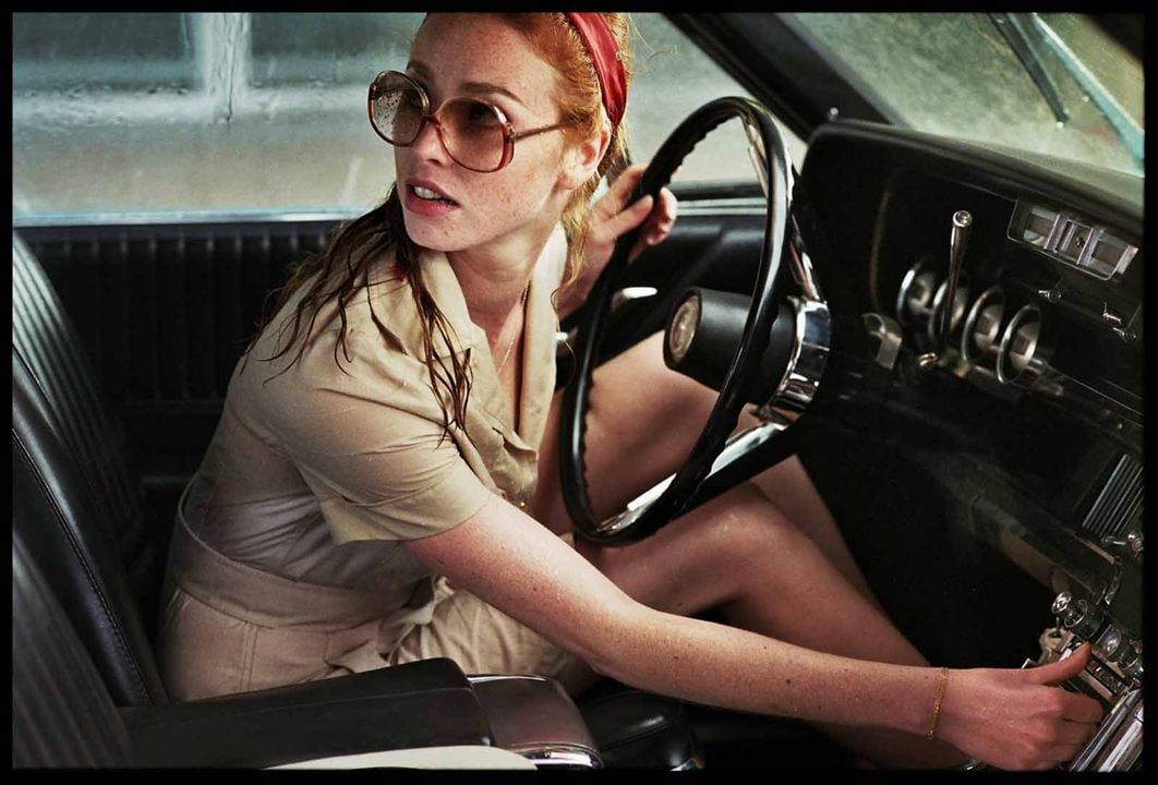 Uma Dama de Óculos Escuros com uma Arma no Carro : Fotos Freya Mavor