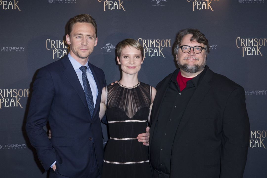 A Colina Escarlate : Revista Tom Hiddleston, Mia Wasikowska, Guillermo del Toro