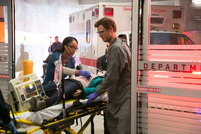 Chicago Med: Atendimento de Emergência : Fotos Nick Gehlfuss, Yaya DaCosta