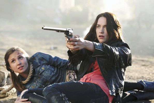 Wynonna Earp: A Maldição dos Renascidos : Fotos Melanie Scrofano, Dominique Provost-Chalkley