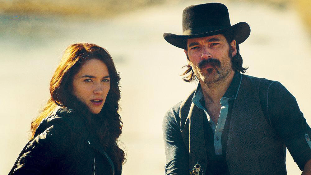 Wynonna Earp: A Maldição dos Renascidos : Fotos Melanie Scrofano, Tim Rozon