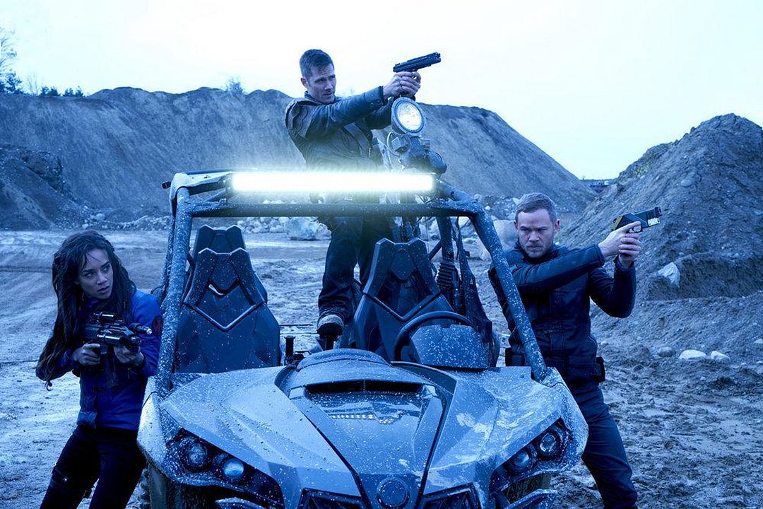 Fotos Hannah John-Kamen, Luke MacFarlane, Aaron Ashmore