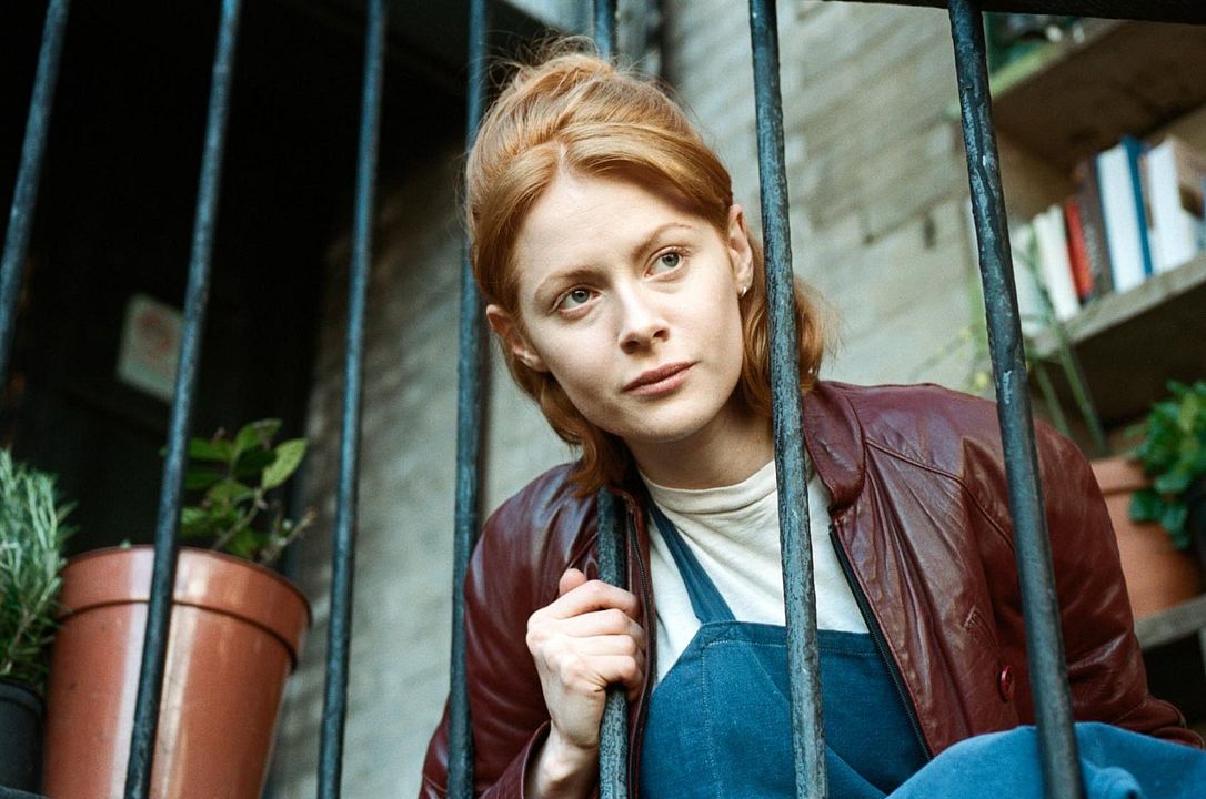 Daphne : Fotos Emily Beecham