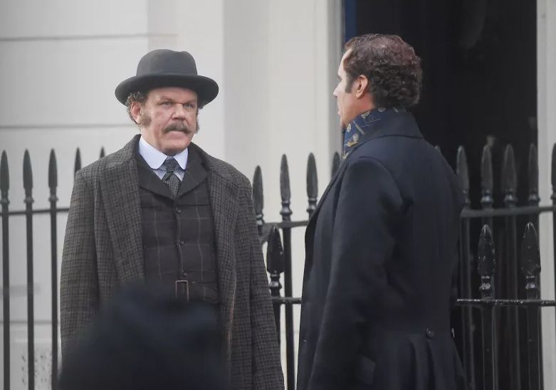 Holmes & Watson : Revista