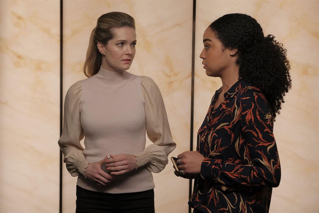 Fotos Aisha Dee, Meghann Fahy