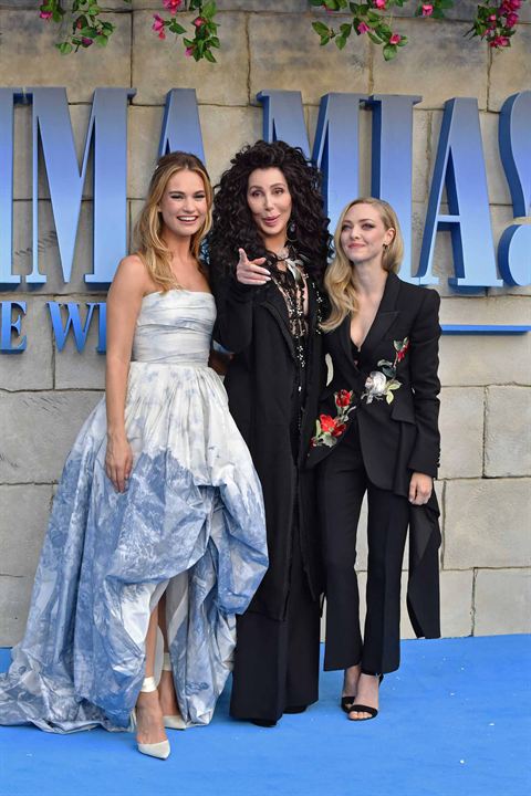 Mamma Mia! Lá Vamos Nós de Novo : Revista Cher, Amanda Seyfried, Lily James