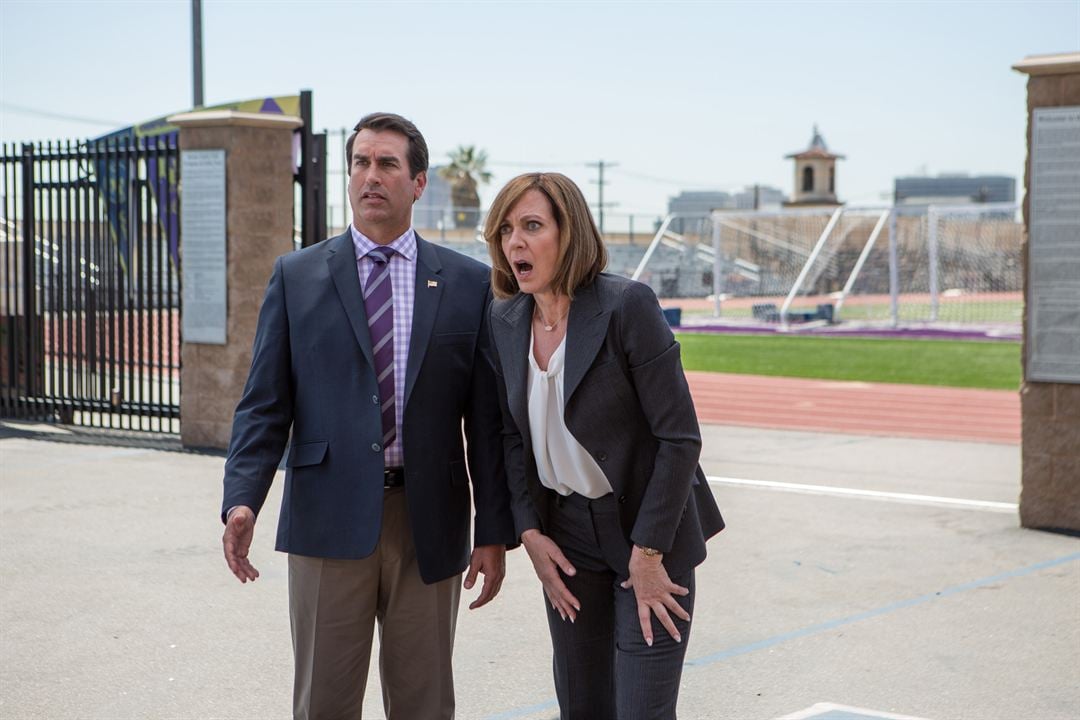 A Happening of Monumental Proportions : Fotos Rob Riggle, Allison Janney