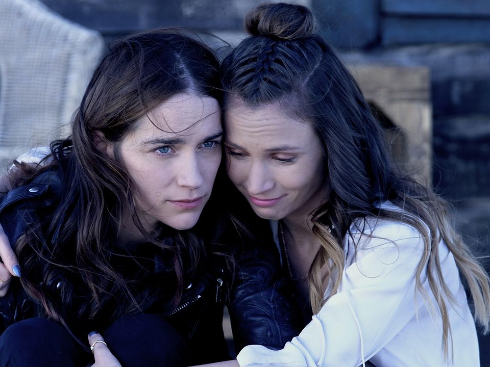 Wynonna Earp: A Maldição dos Renascidos : Fotos Melanie Scrofano, Dominique Provost-Chalkley