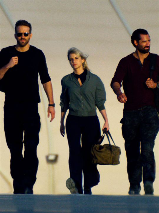 Esquadrão 6 : Poster Ryan Reynolds, Mélanie Laurent, Manuel Garcia-Rulfo