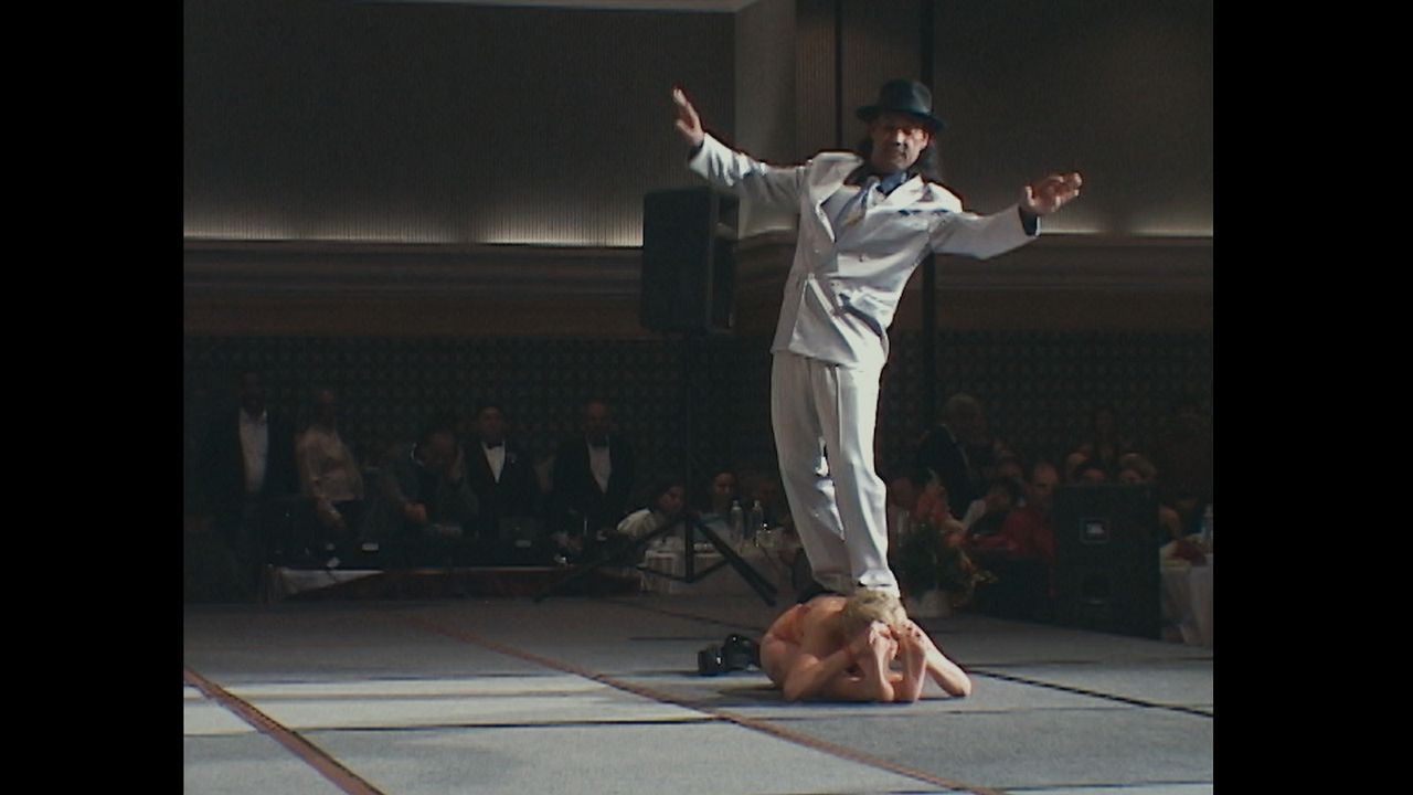Bikram: Yogi, Guru, Predator : Fotos