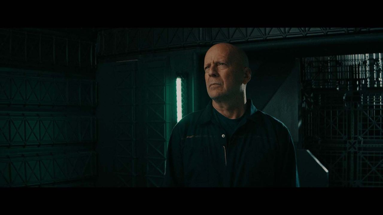 Ameaça no Espaço: Bruce Willis