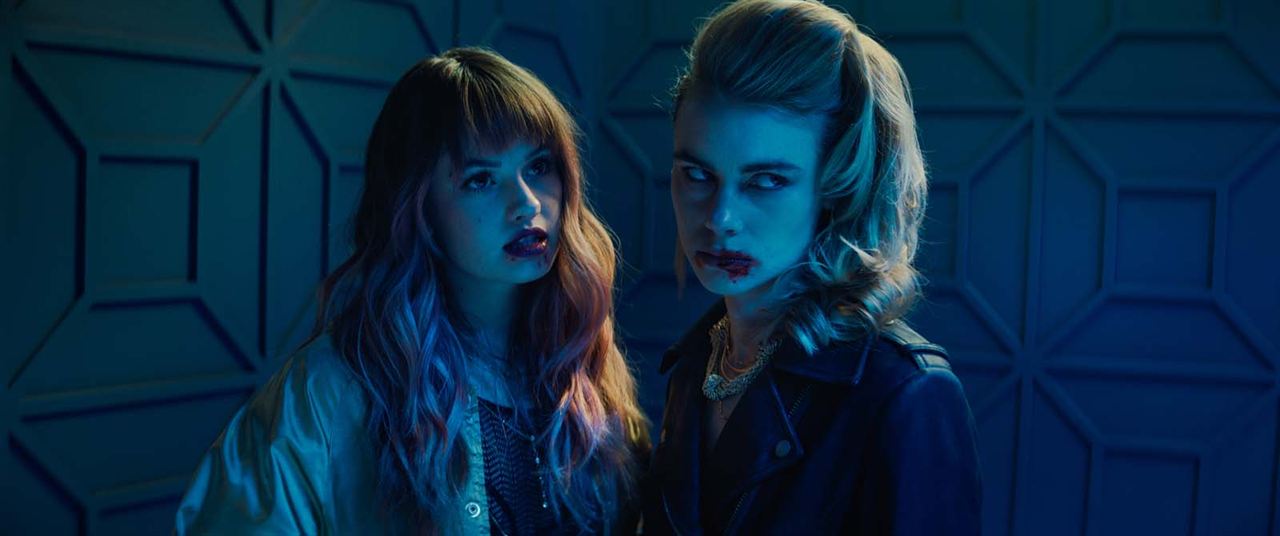 As Passageiras : Foto Debby Ryan, Lucy Fry