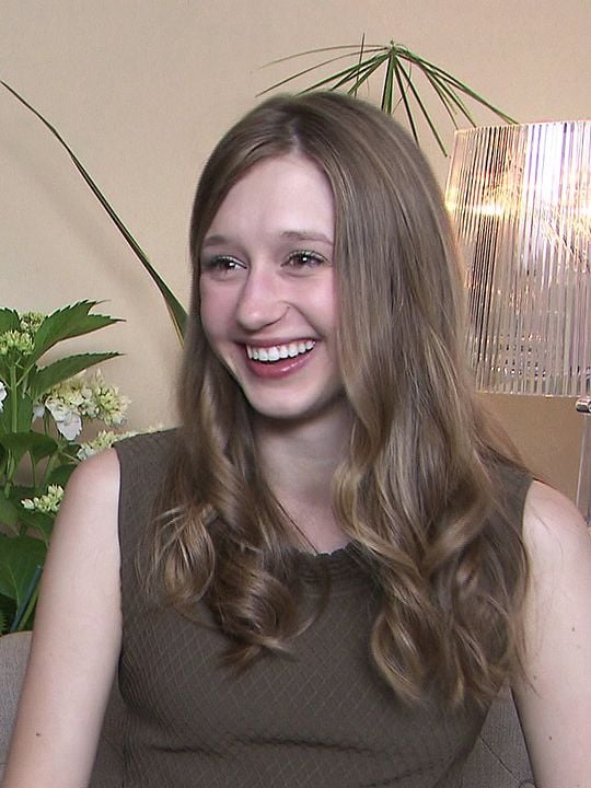 Revista Taissa Farmiga