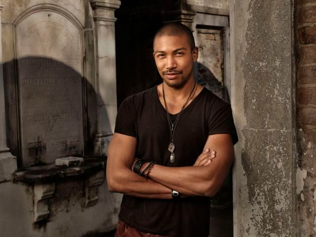 Revista Charles Michael Davis