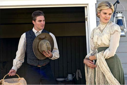 When Calls the Heart : Fotos Maggie Grace, Stephen Amell