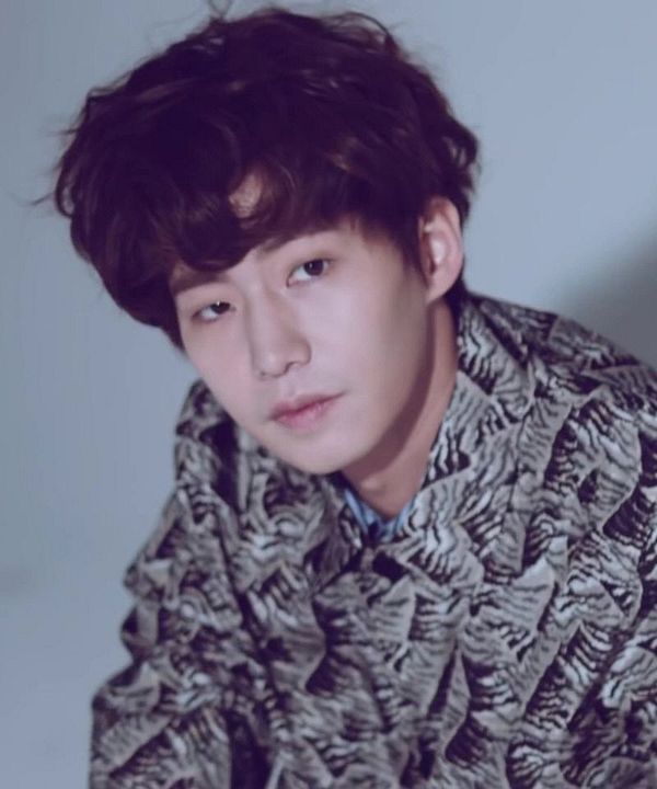 Poster Jae-rim Song