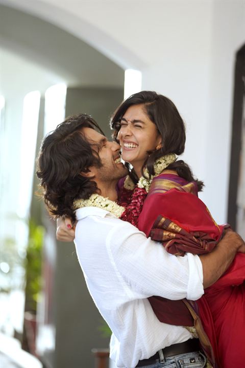 Camisa de Ouro : Fotos Shahid Kapoor, Mrunal Thakur