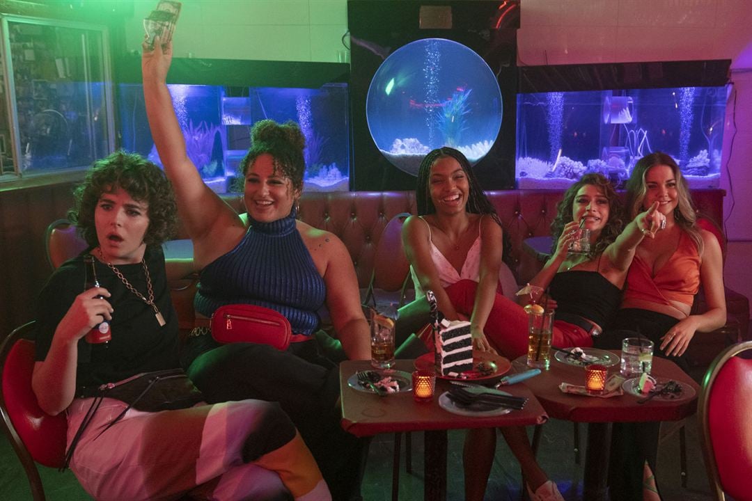 Sitting In Bars With Cake : Fotos Charlie Morgan Patton, Yara Shahidi, Maia Mitchell, Odessa A’zion, Simone Recasner