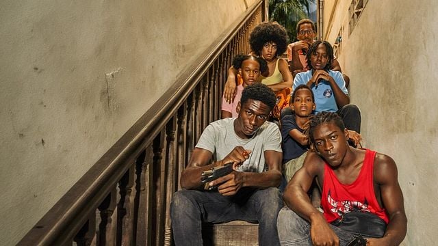 Após a morte da mãe, uma família de órfãos luta para sobreviver e permanecer unida, alguns se voltando para o crime. Assista na Netflix.