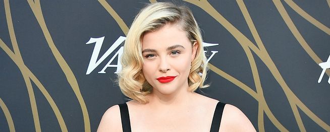 Olha elas! Chloë Moretz é clicada aos beijos com modelo da