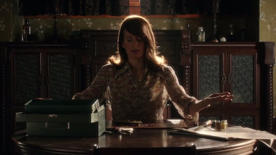 Menina possuída aterroriza todo mundo em novo trailer de Ouija - Origem do  Mal